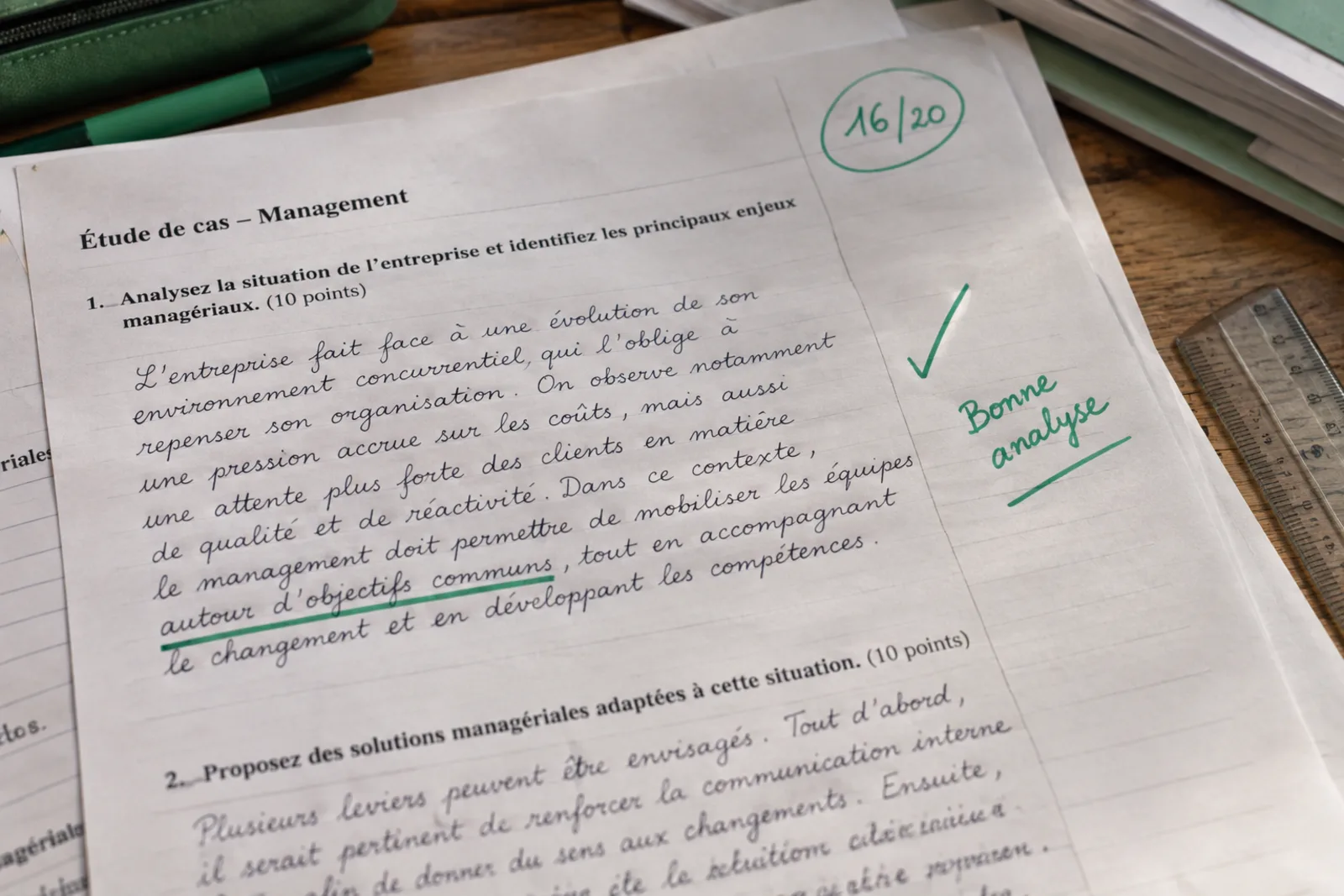 Copie corrigée de management annotée à la main, notée 16 sur 20